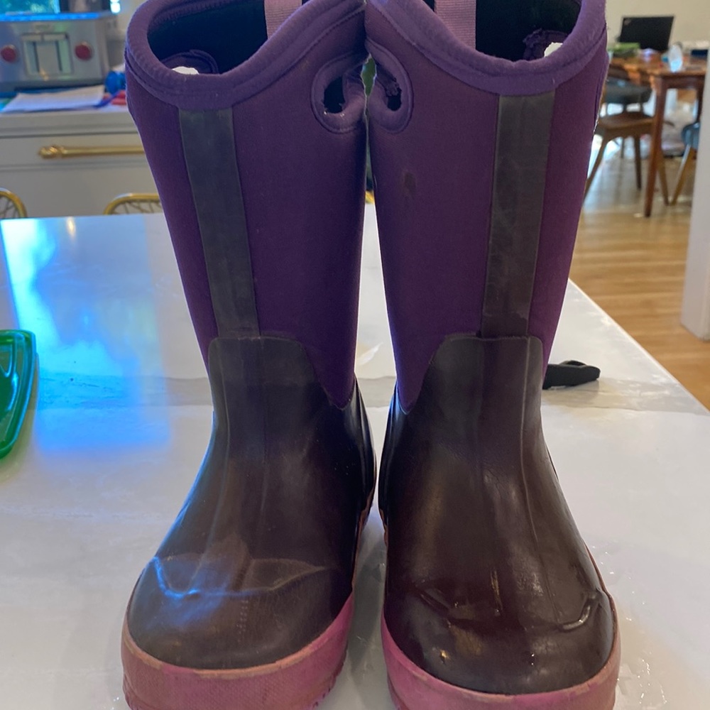 Girls Bogs Size 12. Used but fair condition. Some wear on heels. See pics. Thx!